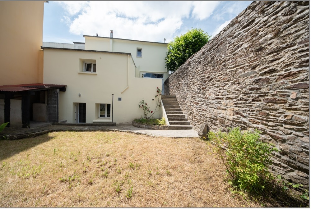 MAISON ATYPIQUE - PROCHE DES COMMODITES - AMENAGEE AVEC SOIN - JARDIN CLOS - COUP DE COEUR ASSURE